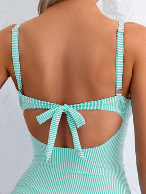 Maiô Decote Nas Costas e Recortes Na Frente