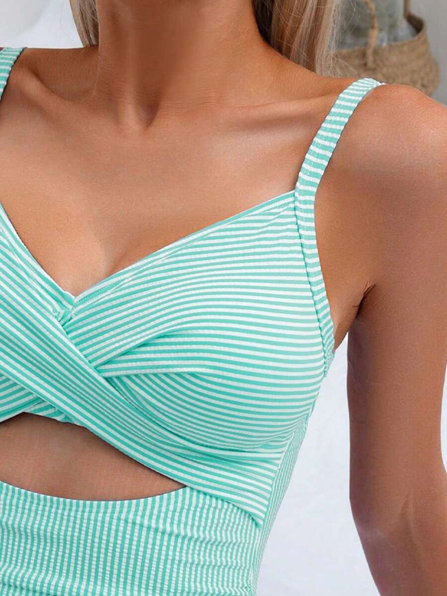 Maiô Decote Nas Costas e Recortes Na Frente