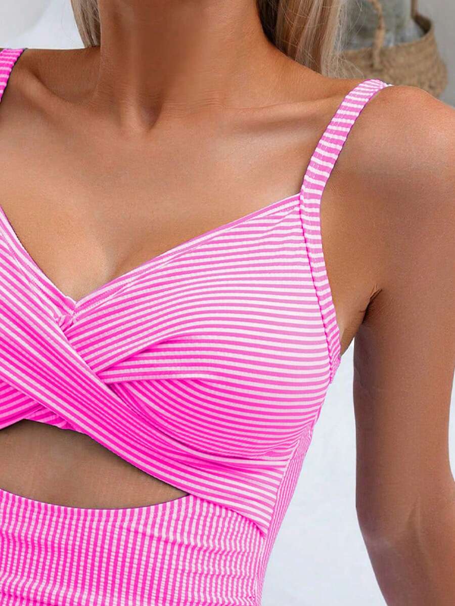 Maiô Decote Nas Costas e Recortes Na Frente