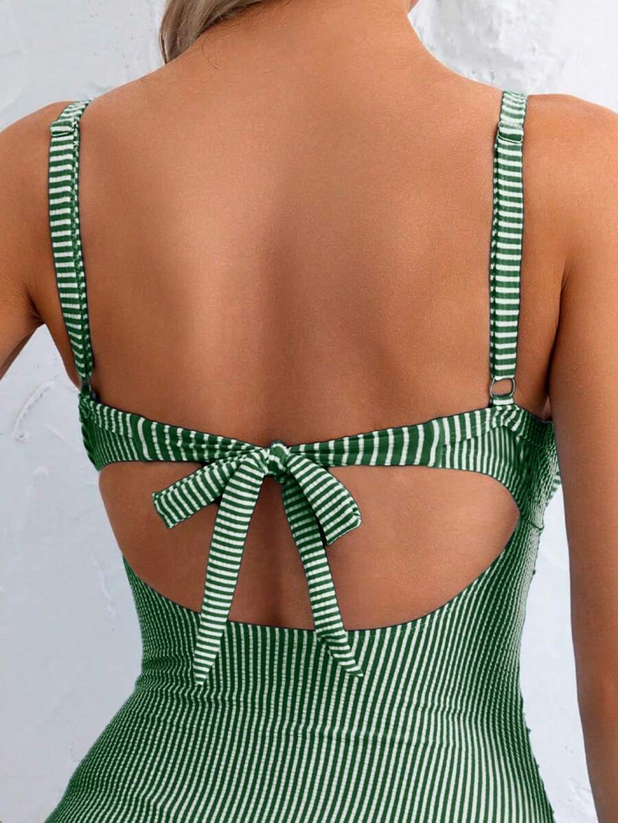 Maiô Decote Nas Costas e Recortes Na Frente