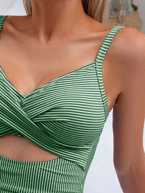 Maiô Decote Nas Costas e Recortes Na Frente