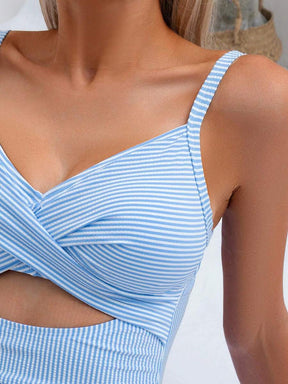 Maiô Decote Nas Costas e Recortes Na Frente